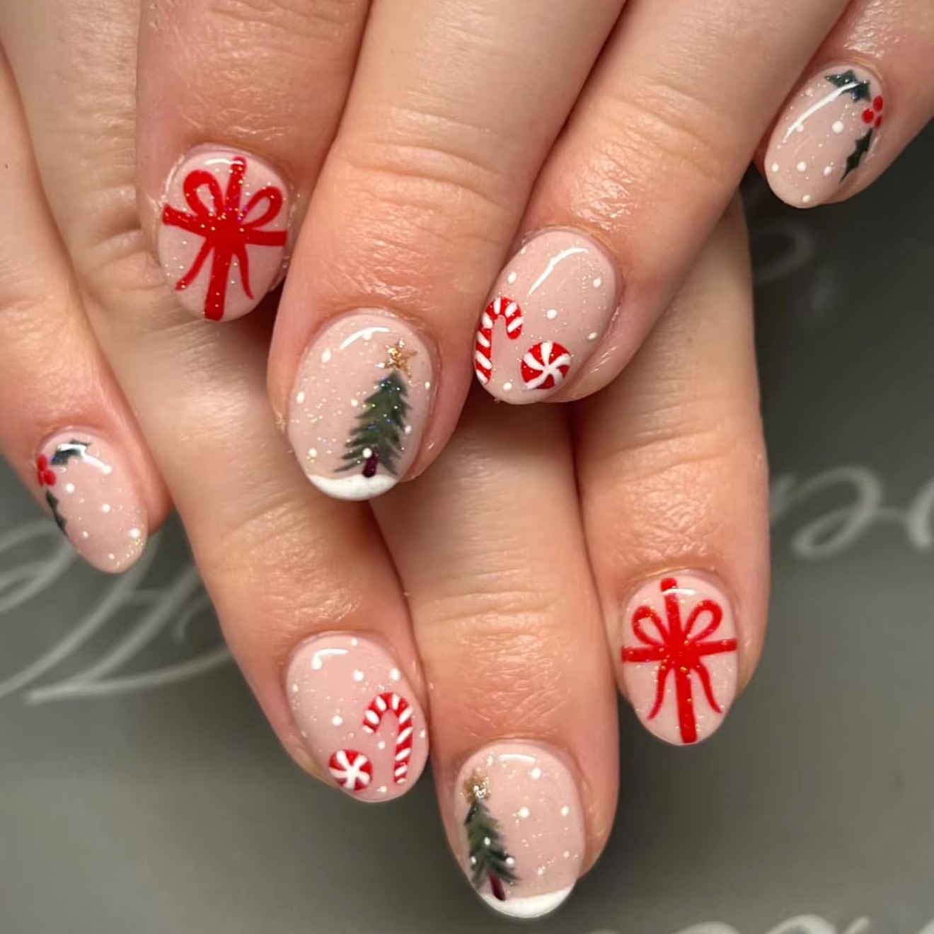 Christmas Tree Artificial - เล็บปลอมแบบกดติด ทรงกลมสั้น ลายคริสต์มาส โบว์สีแดง ต้นไม้ ลูกอม